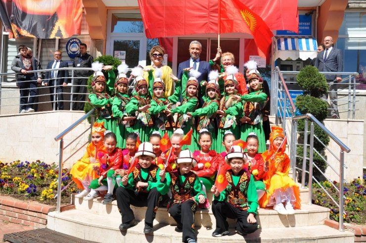 Başkan Biçer’e Kırgız öğrencilerden Manas hediyesi
