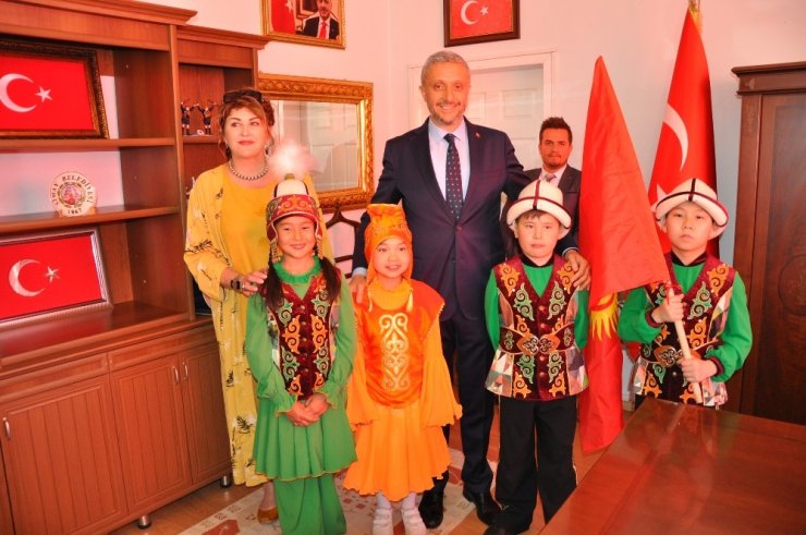 Başkan Biçer’e Kırgız öğrencilerden Manas hediyesi