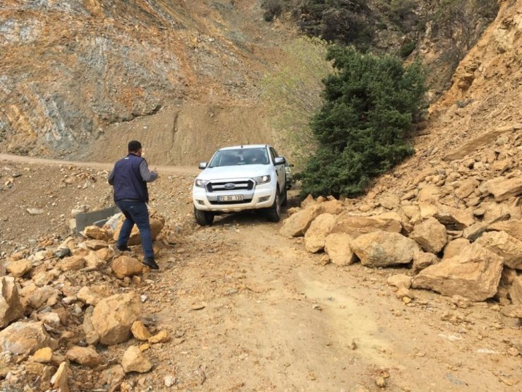 Kozluk’ta heyelan nedeniyle köy yolları ulaşıma kapandı