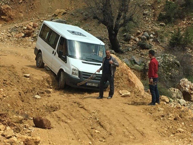 Kozluk’ta heyelan nedeniyle köy yolları ulaşıma kapandı