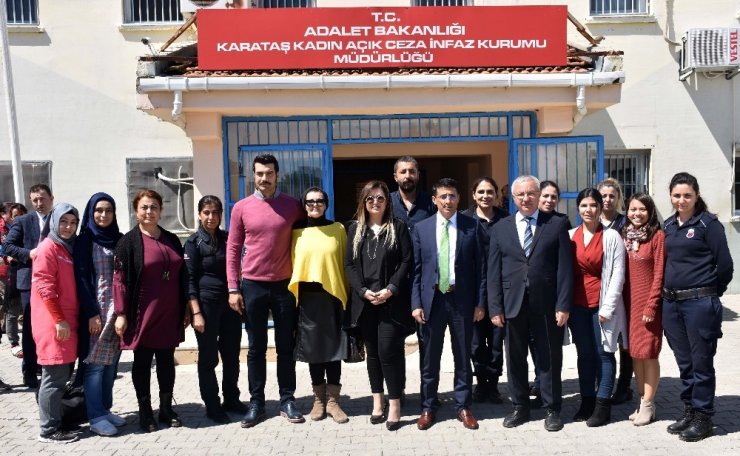 Ünlü oyuncu hükümlü çocuklarıyla fidan dikti