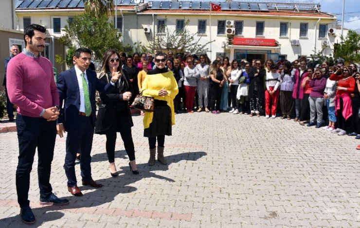 Ünlü oyuncu hükümlü çocuklarıyla fidan dikti