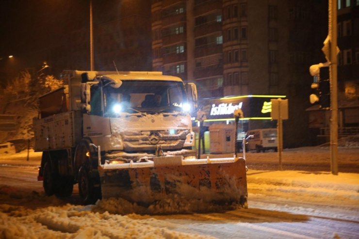 Bitlis’te Nisan karı 80 köy yolunu ulaşıma kapattı