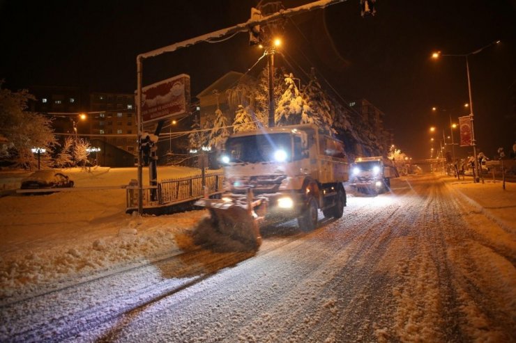 Bitlis’te Nisan karı 80 köy yolunu ulaşıma kapattı