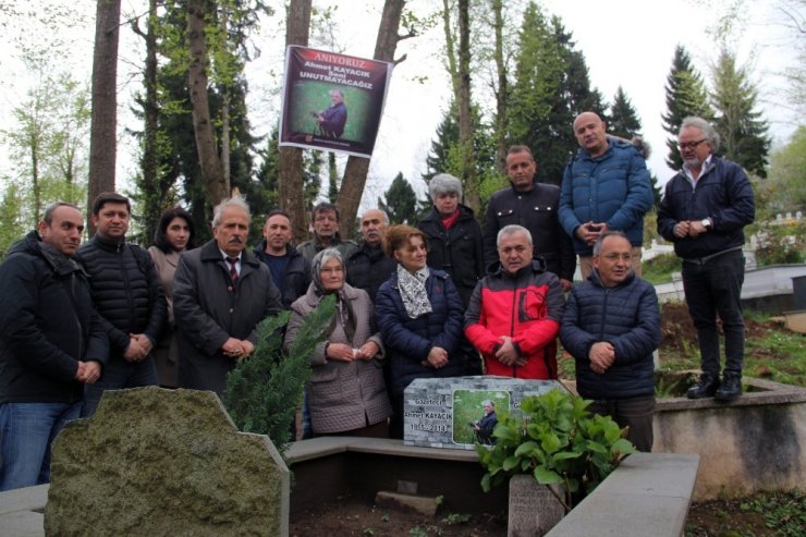 Gazeteci Ahmet Kayacık mezarı başında anıldı
