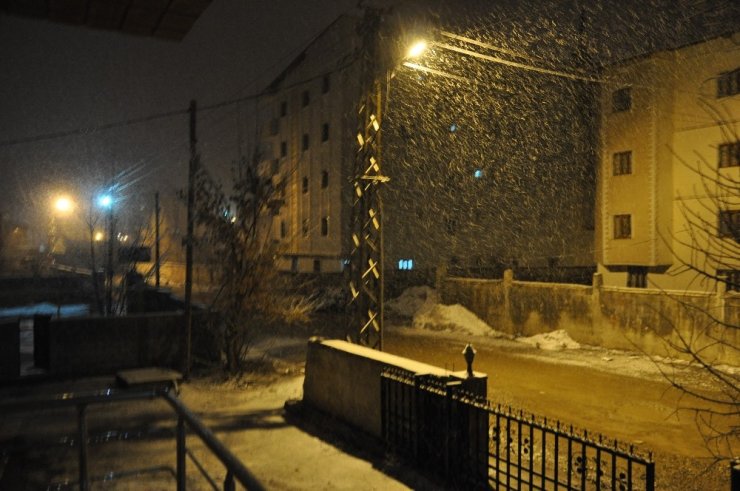 Yüksekova’da Lapa Lapa Yağan Kar Yağışı Şaşırttı