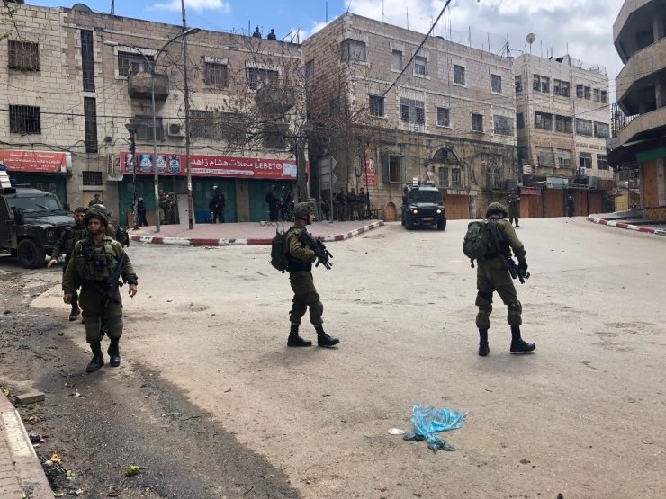 İsrail güçleri bayram kutlamaları için El Halil’in ana caddesini Filistinlilere kapattı