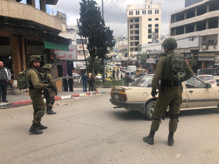 İsrail güçleri bayram kutlamaları için El Halil’in ana caddesini Filistinlilere kapattı