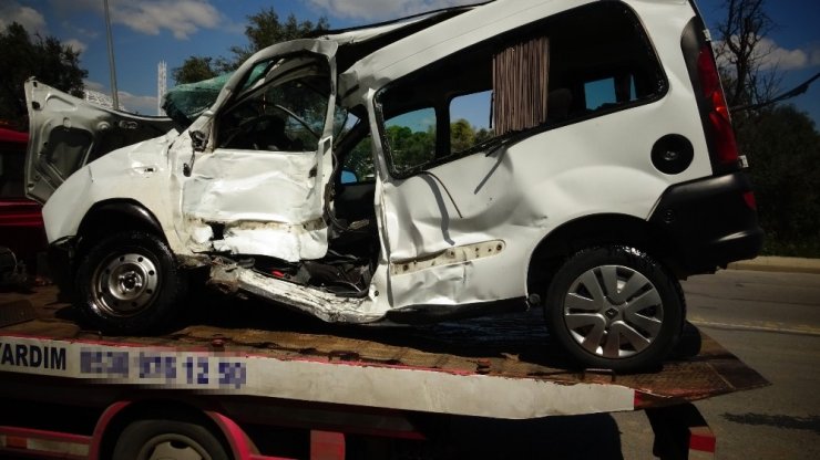 Kartal’da minibüs ile otomobil çarpıştı: 1 yaralı