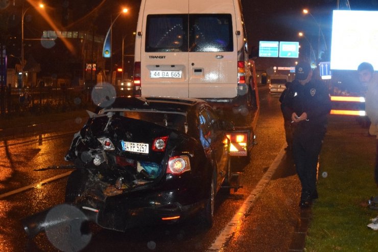 Malatya’da Minibüs otomobile çarptı: 2 yaralı