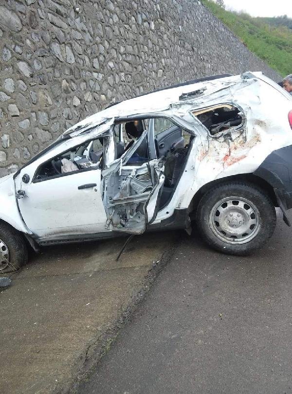 Otomobil istinat duvarına çarptı: 2 ölü, 3 yaralı
