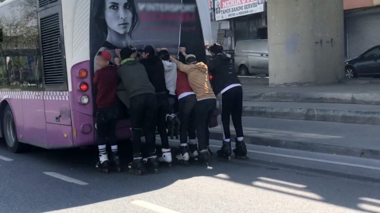 İstanbul’da 8 patenli gencin tehlikeli yolculuğu kamerada