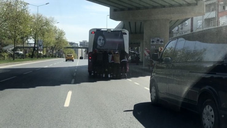 İstanbul’da 8 patenli gencin tehlikeli yolculuğu kamerada