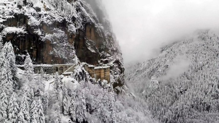 Sümela Manastırı’ndan büyüleyici kış görüntüleri