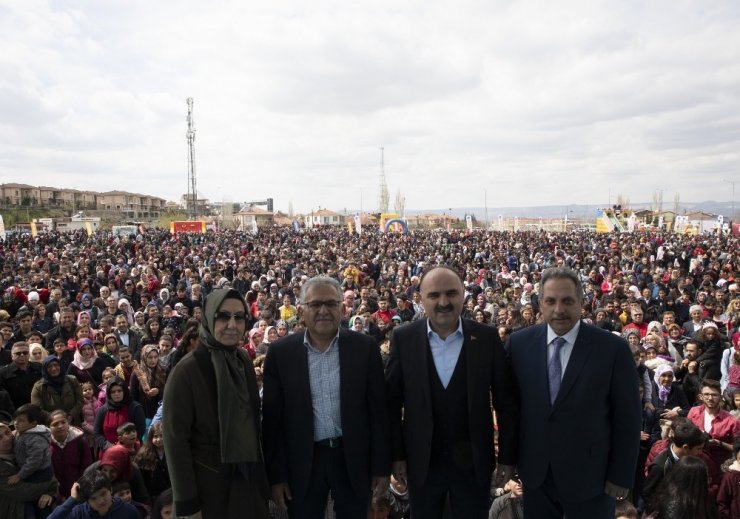 Büyükşehir Belediyesi’nin 23 Nisan Şenliği’ne yaklaşık 10 bin kişi katıldı