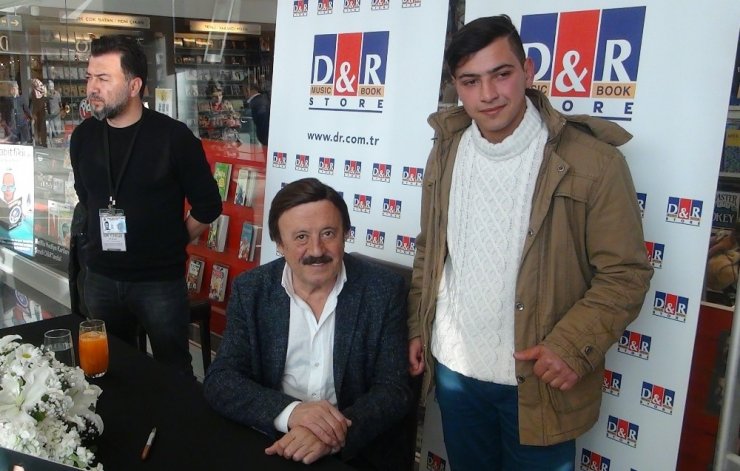 Selami Şahin’e imza gününde hayran şoku