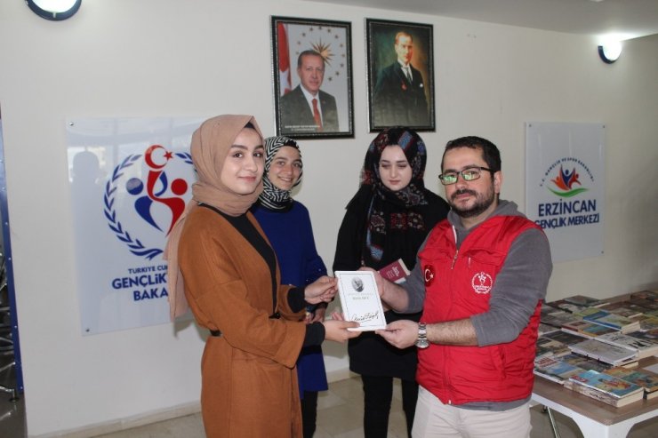 Erzincan’da gençlerden köy okuluna kitap bağışı