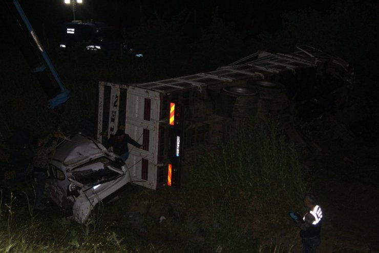 İzmir-Aydın Otoyolunda kamyon ile otomobil şarampole uçtu: 1 ölü bir yaralı