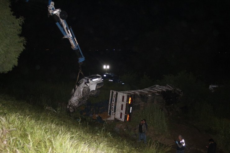 İzmir-Aydın Otoyolunda kamyon ile otomobil şarampole uçtu: 1 ölü bir yaralı