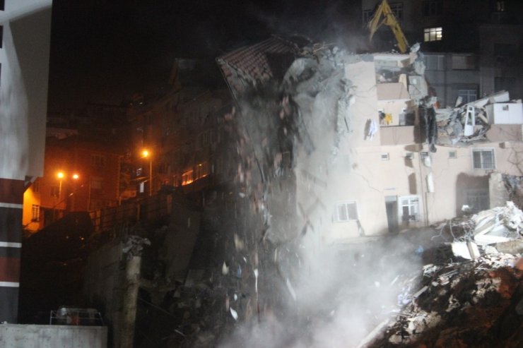 Kağıthane’de yıkılma tehlikesi olan bina kontrollü bir şekilde yıkıldı