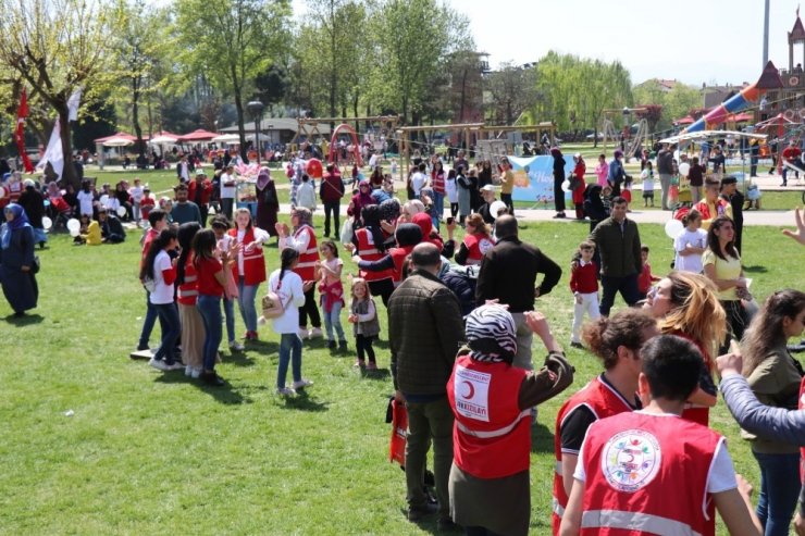 Kızılay ekiplerinden 23 Nisan coşkusuna destek