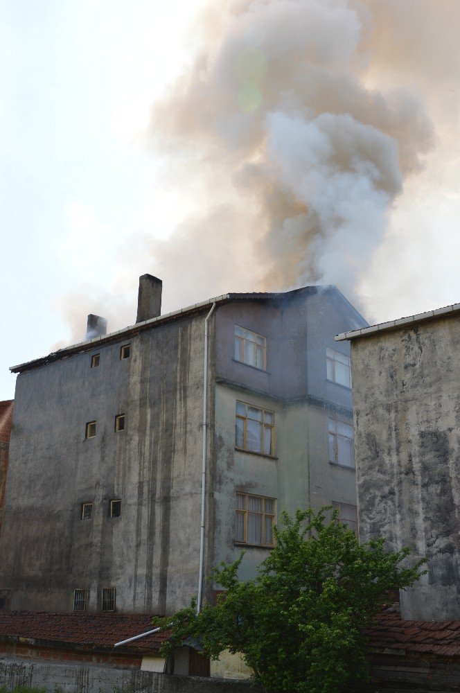 Dört katlı binanın çatı katında yıkan yangın korkuttu