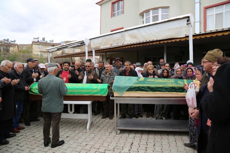 Tunceli’de bıçaklanarak öldürülen anne ve oğlu son yolculuğuna uğurlandı