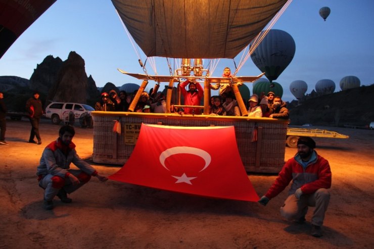 Kapadokya’da balonlar 23 Nisan için Türk bayraklarıyla havalandı