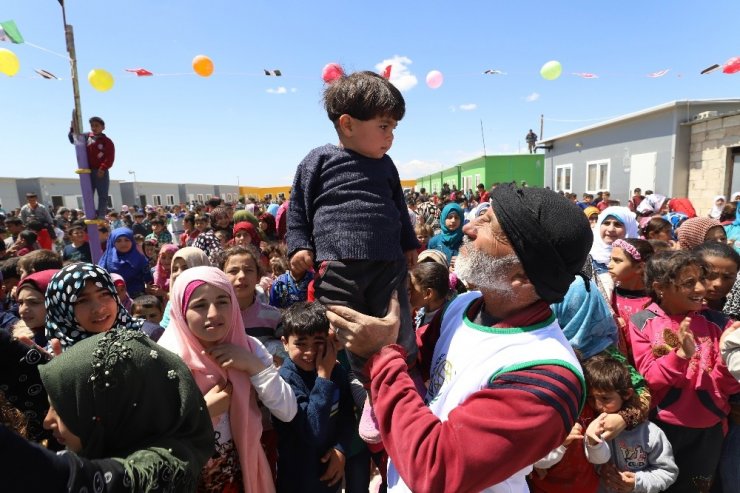 Murat Kekilli’den Suriyeli çocuklara konser