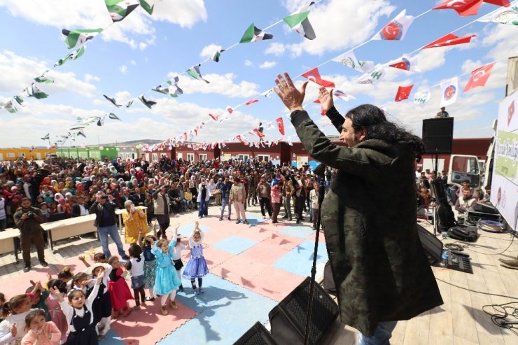 Murat Kekilli’den Suriyeli çocuklara konser