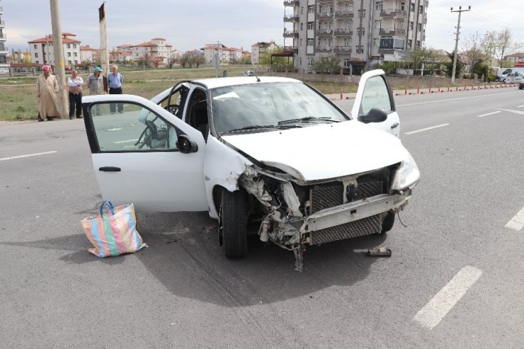 Aksaray’da tır ile otomobil çarpıştı: 3 ağır yaralı
