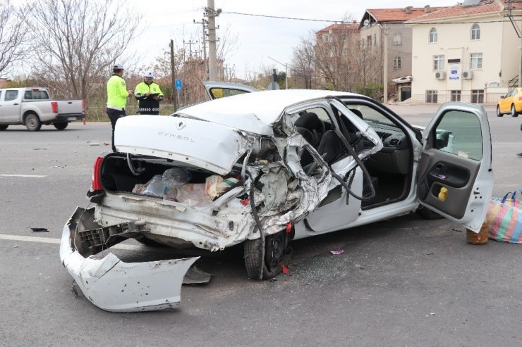 Aksaray’da tır ile otomobil çarpıştı: 3 ağır yaralı