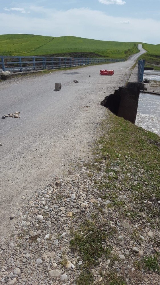 Bismil’de yoğun yağışlar nedeni ile köprü çöktü