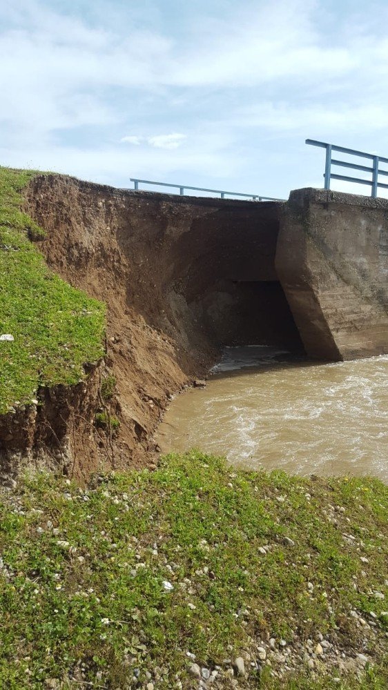 Bismil’de yoğun yağışlar nedeni ile köprü çöktü