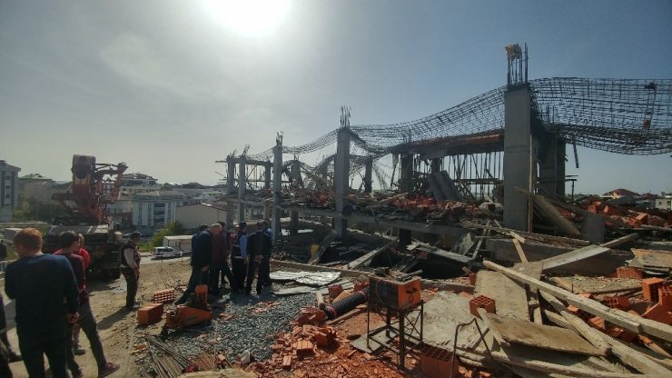 Arnavutköy’de bir inşaatta beton dökümü sırasında 3 işçi molozların arasında kaldı