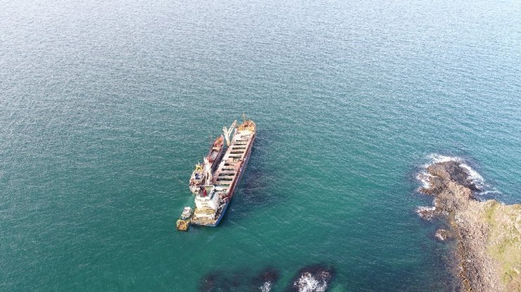 Şile’de karaya oturan gemiyi kurtarma çalışmalarında son durum havadan görüntülendi