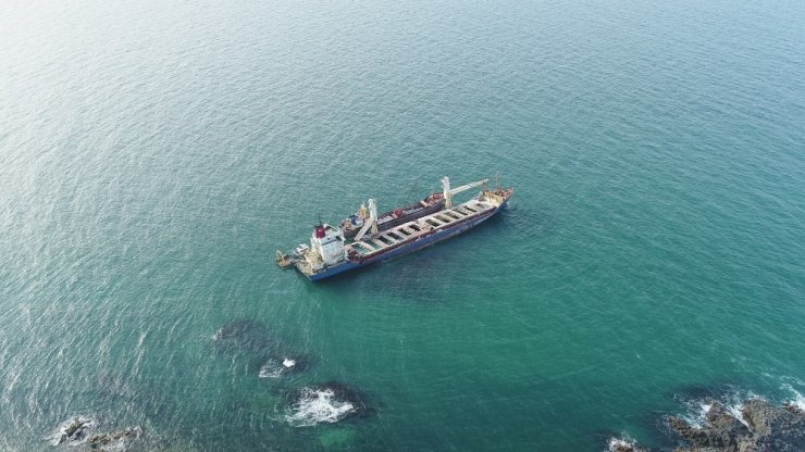 Şile’de karaya oturan gemiyi kurtarma çalışmalarında son durum havadan görüntülendi