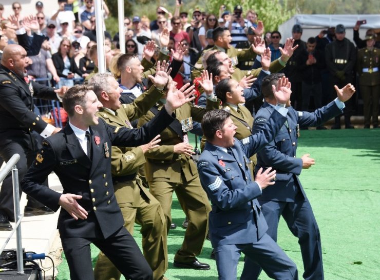 Yeni Zelanda askerleri atalarını ’haka’ dansıyla andı