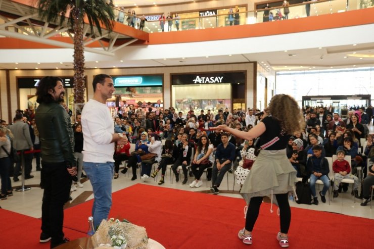 ‘O iş bende’ filmi oyuncuları Diyarbakır’da hayranlarıyla buluştu