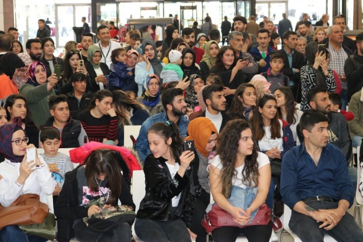 ‘O iş bende’ filmi oyuncuları Diyarbakır’da hayranlarıyla buluştu