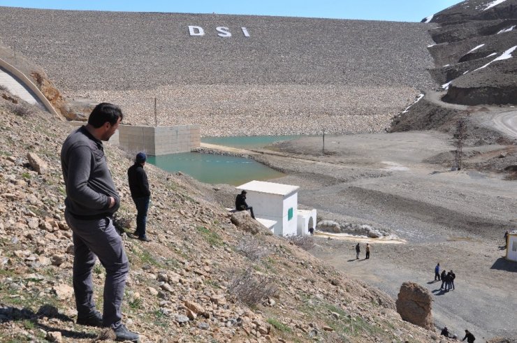 Su seviyesi yükselen barajın kapakları açıldı