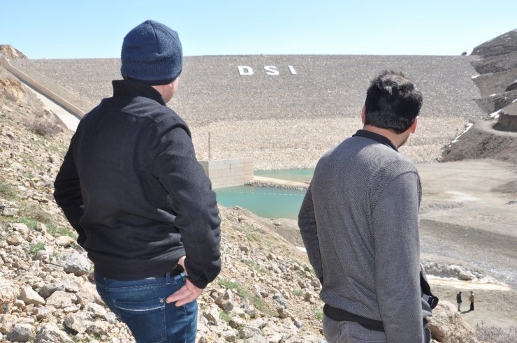 Su seviyesi yükselen barajın kapakları açıldı