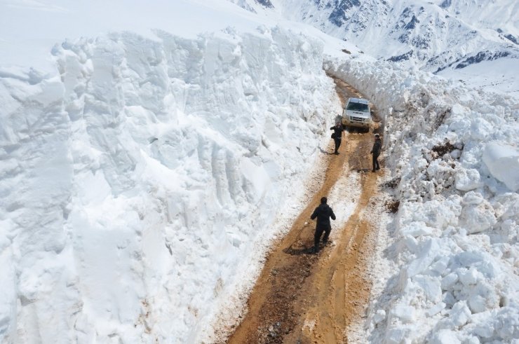 Yüksekova’da 5 metrelik karla mücadele