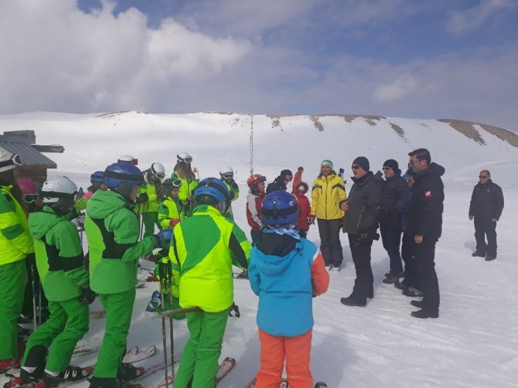 Vali’den, minik kayakçılara köylerinde ziyaret