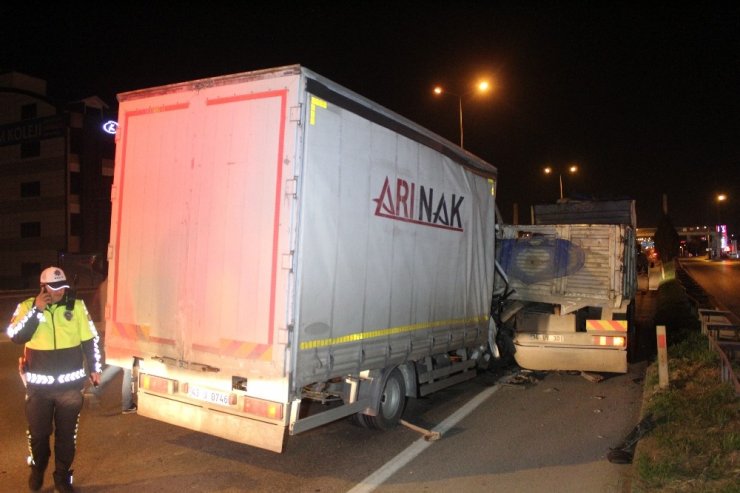 D100’de kamyonet, arızalanan kamyona arkadan çarptı: 2 yaralı
