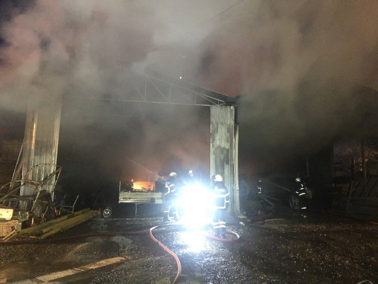 Kocaeli’de belediyeye ait depo alev alev yanıyor