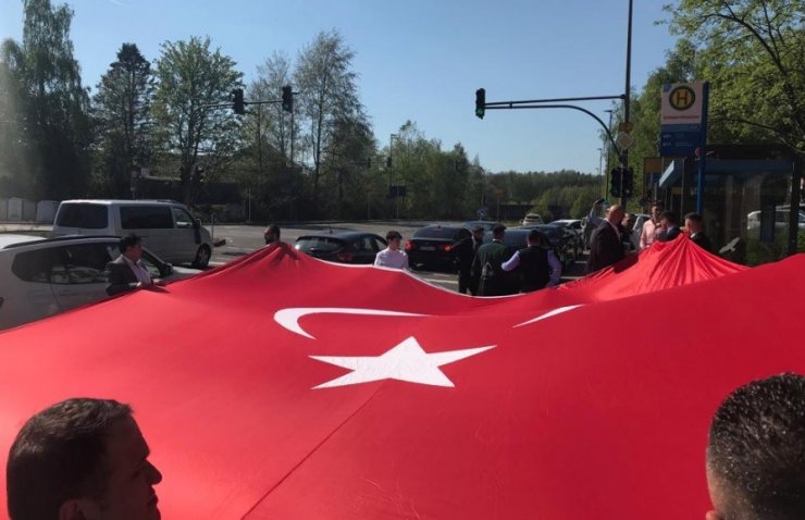 Almanya’da Türk düğün konvoyuna şaşırtan tepki
