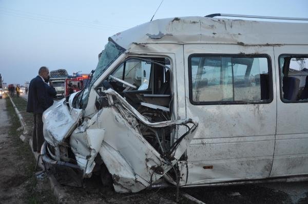 Sorgun’da otomobil ile servis minibüsü çarpıştı: 3 ölü 8 yaralı