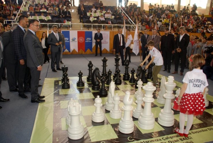 10 bin öğrenciye satranç takımı hediye edildi