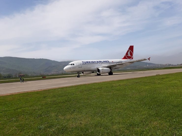 THY’nin yolcu uçağı Zonguldak Havalimanı’na test uçuşu yaptı